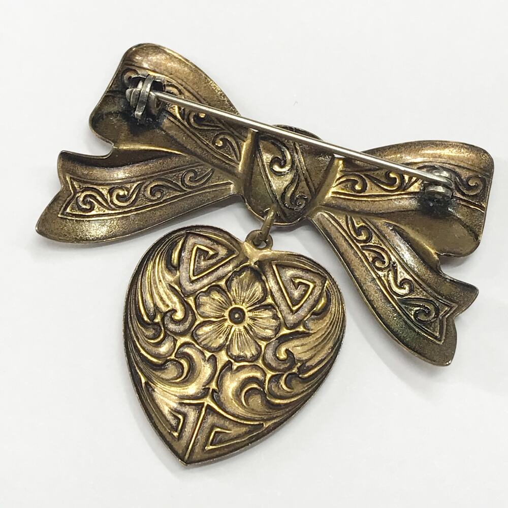 VTG 80s Victorian Brass Filigree Engraved Etched Ribbon Bow Drop Heart Brooch - Picture 9 of 9